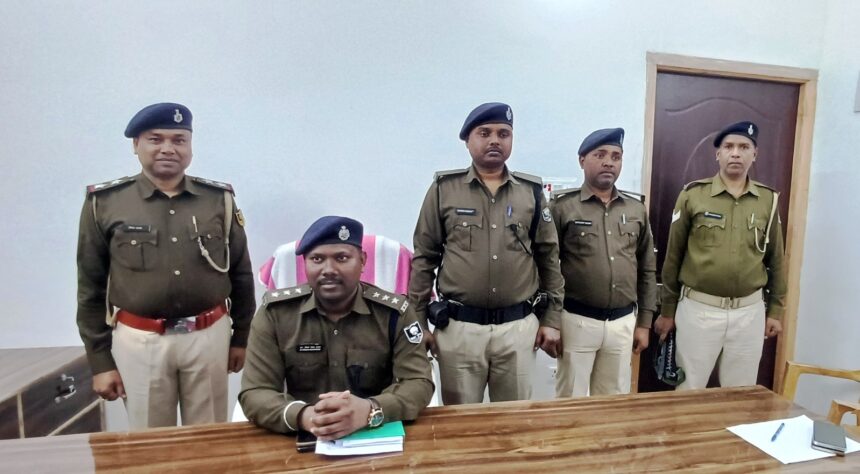 बेगूसराय में सोशल मिडिया पर पिस्तौल लहराने के मामले में  पुलिस दो देशी पिस्तौल व एक कारतूस के साथ तीन युवक को किया गिरफ्तार 1