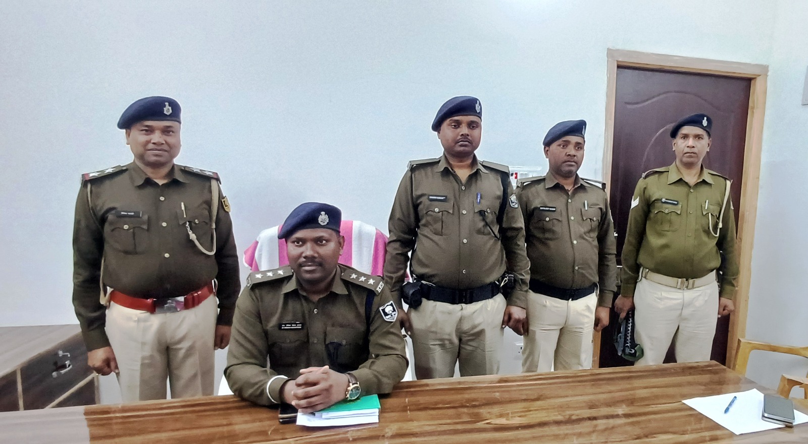 बेगूसराय में सोशल मिडिया पर पिस्तौल लहराने के मामले में  पुलिस दो देशी पिस्तौल व एक कारतूस के साथ तीन युवक को किया गिरफ्तार 3