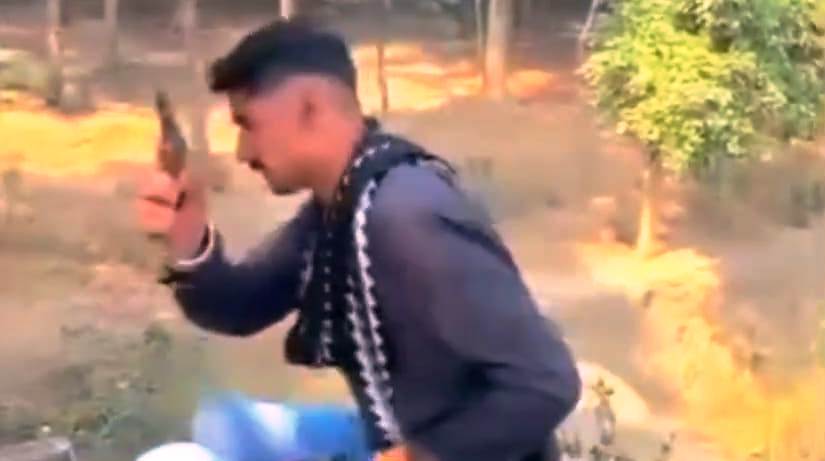 बेगूसराय में सोशल मिडिया पर पिस्तौल लहराने के मामले में  पुलिस दो देशी पिस्तौल व एक कारतूस के साथ तीन युवक को किया गिरफ्तार 2