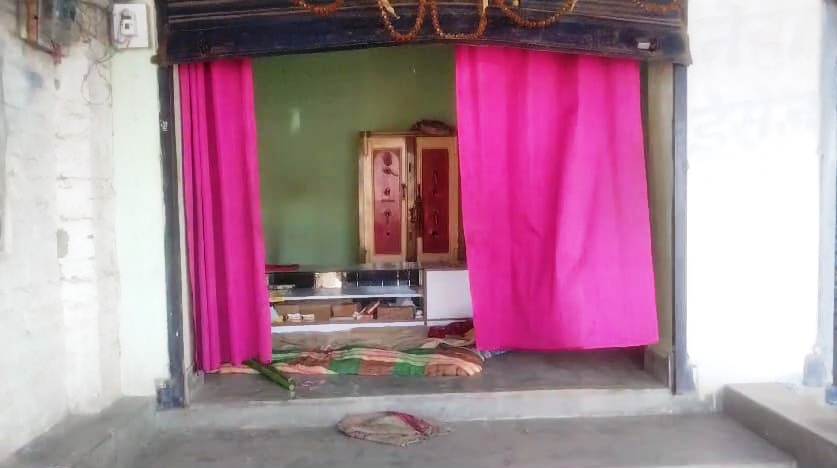 ज्वेलरी दुकान में सटर तोड़कर दिया चोरी की वारदात को अंजाम,चोरी के दौरान मकान मालिक पर दो चक्र किया फायरिंग 5