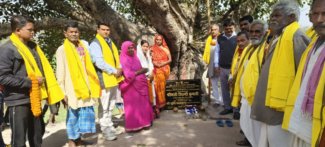 नौ लाख 54 हजार रुपए की लागत से बनने वाली छठ घाट का जिला पार्षद ने किया शिलान्यास, लोगों में खुशी 3