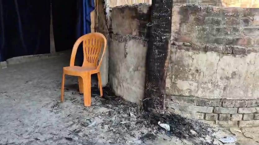 बेगूसराय में असमाजिक तत्व के लोगों ने जदयू कार्यालय में लगाईं आग, पुलिस कर रही जांच 1