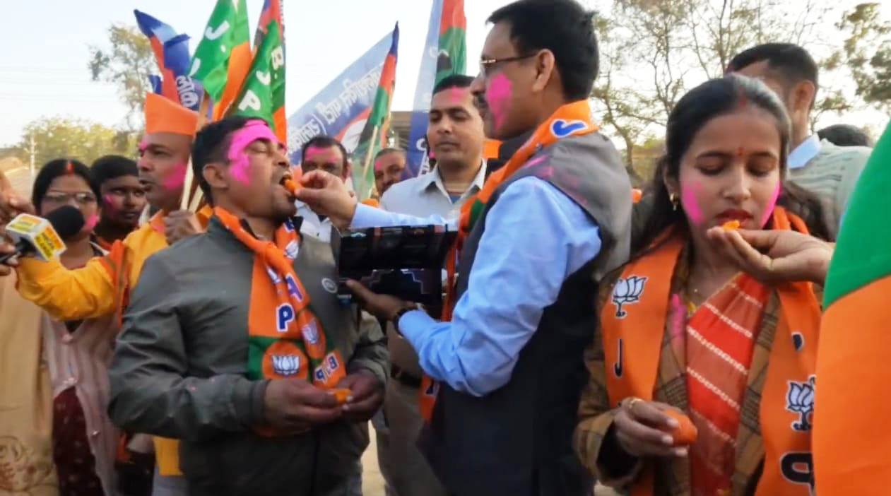 दिल्ली में विधानसभा में एनडीए की पूर्ण बहुमत से जीत पर नालन्दा के एनडीए कार्यकर्ताओं में जश्न का माहौल 2