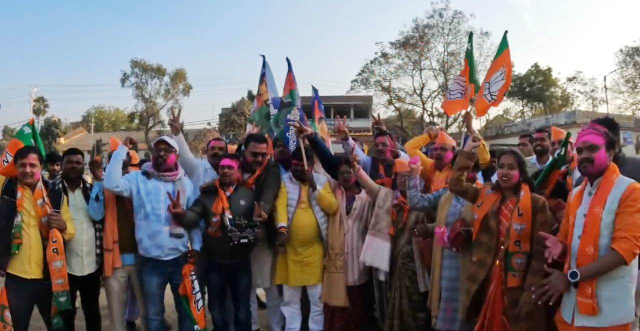 दिल्ली में विधानसभा में एनडीए की पूर्ण बहुमत से जीत पर नालन्दा के एनडीए कार्यकर्ताओं में जश्न का माहौल 3