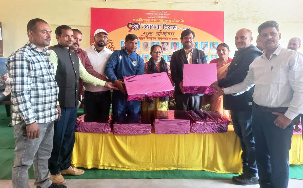 पूर्ववर्ती छात्रों ने मध्य विद्यालय बीहट को भेंट किया 5 कम्प्यूटर सेट, शिक्षकों का किया सम्मान 2