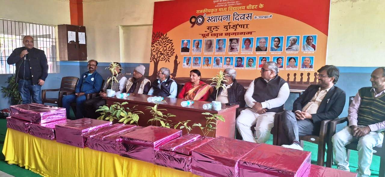 पूर्ववर्ती छात्रों ने मध्य विद्यालय बीहट को भेंट किया 5 कम्प्यूटर सेट, शिक्षकों का किया सम्मान 3