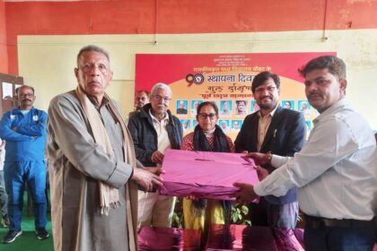 पूर्ववर्ती छात्रों ने मध्य विद्यालय बीहट को भेंट किया 5 कम्प्यूटर सेट, शिक्षकों का किया सम्मान 31