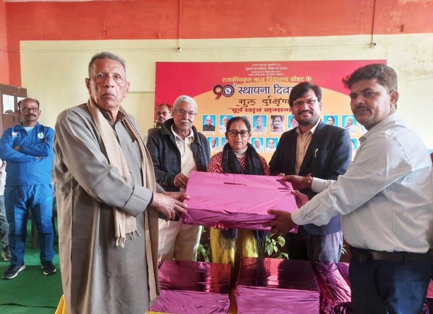 पूर्ववर्ती छात्रों ने मध्य विद्यालय बीहट को भेंट किया 5 कम्प्यूटर सेट, शिक्षकों का किया सम्मान 1