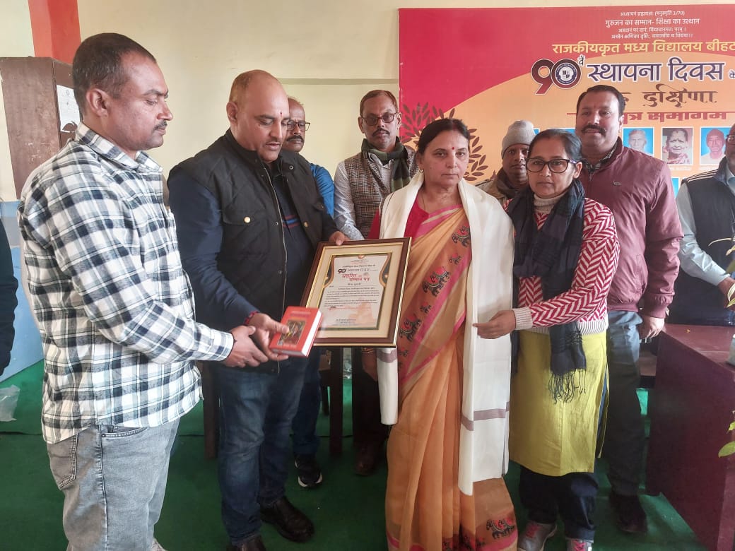 पूर्ववर्ती छात्रों ने मध्य विद्यालय बीहट को भेंट किया 5 कम्प्यूटर सेट, शिक्षकों का किया सम्मान 4