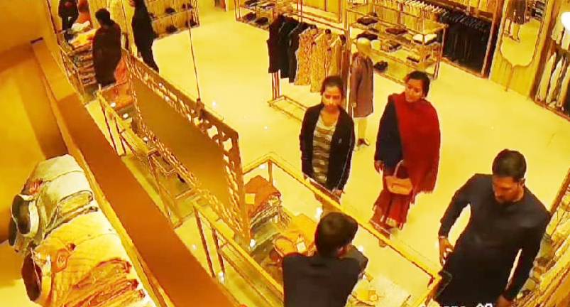 बेगूसराय में वीआईपी महिला बनकर आई और कपड़ा चोरी कर हुई फरार, सीसीटीवी कैमरे में हुई कैद 1