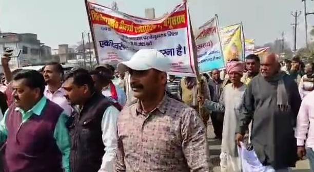 बेगूसराय मे आठ सूत्री मांगो फेयर को लेकर प्राइस डीलर ए सोसिएशन के द्वारा धरना प्रदर्शन और जुलुस निकाला गया 3