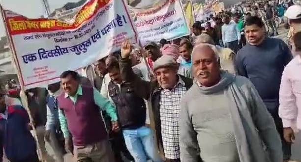 बेगूसराय मे आठ सूत्री मांगो फेयर को लेकर प्राइस डीलर ए सोसिएशन के द्वारा धरना प्रदर्शन और जुलुस निकाला गया 2