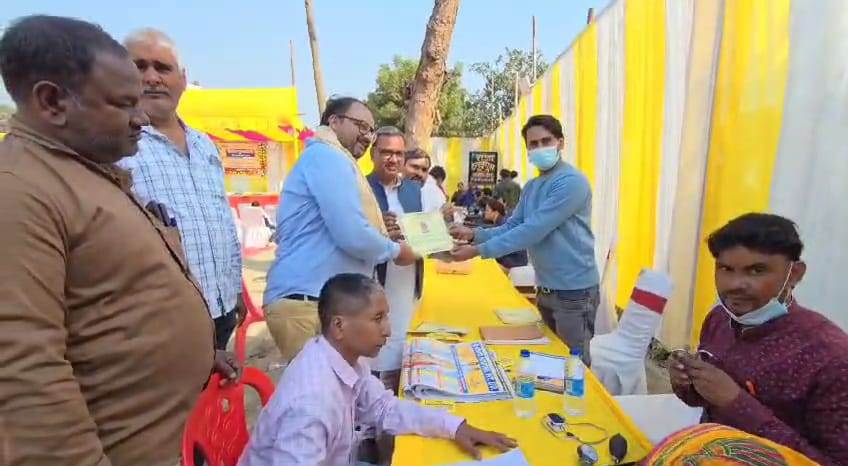 समाजसेवी पत्रकार अभिरंजन कुमार के द्वारा डॉक्टर के टीम के माध्यम हार्ट अटैक जागरूकता के लिए सीपीआर की दी जा रही है ट्रेनिंग 2