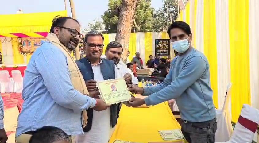 समाजसेवी पत्रकार अभिरंजन कुमार के द्वारा डॉक्टर के टीम के माध्यम हार्ट अटैक जागरूकता के लिए सीपीआर की दी जा रही है ट्रेनिंग 3
