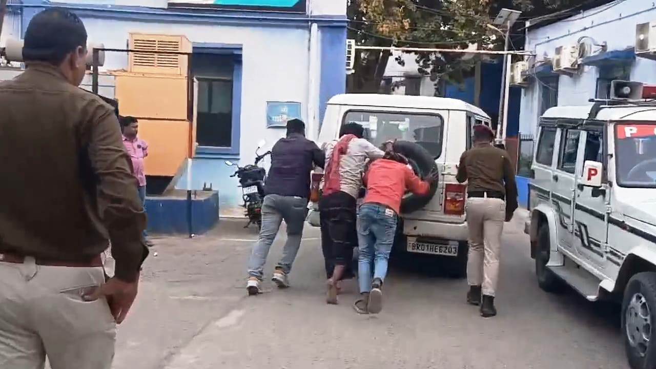 राजगीर रेल थाना पुल की धकेल गाड़ी, शव को पोस्टमार्टम के लिए पहुंची सरकारी गाड़ी नहीं हुआ स्टार्ट 2