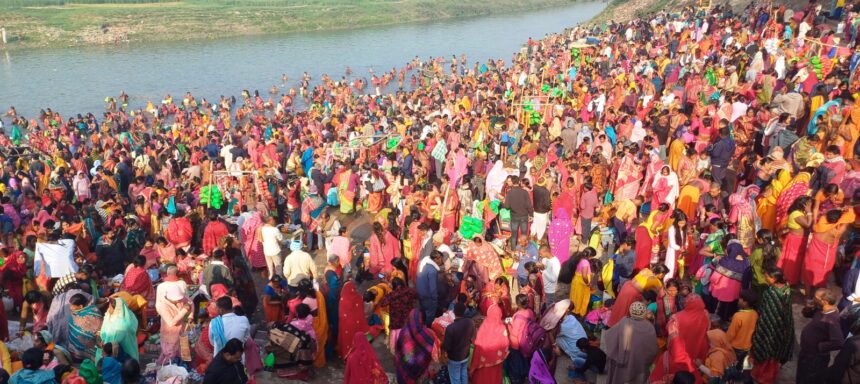 बेगूसराय के बछवाड़ा में गंगा स्नान को लेकर झमटिया गंगा घाट पर उमड़ी श्रद्धालुओं की भीड़ 1