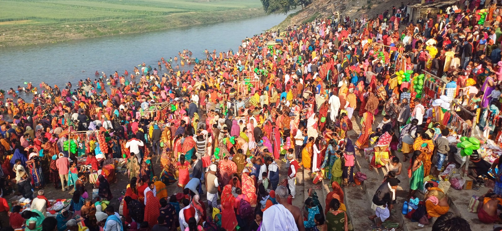 बेगूसराय के बछवाड़ा में गंगा स्नान को लेकर झमटिया गंगा घाट पर उमड़ी श्रद्धालुओं की भीड़ 2