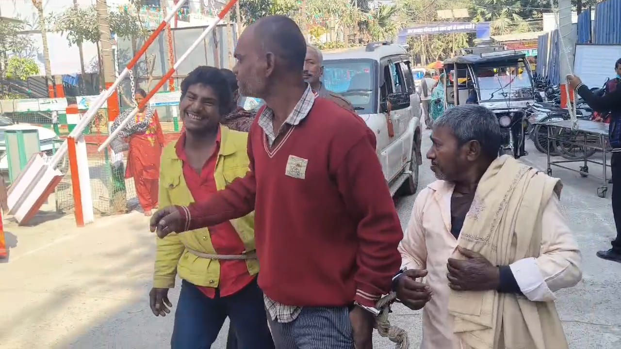 बेगूसराय एक्साइज विभाग ने छापेमारी के दौरान शराब सेवन मामले में छह लोगों को किया गिरफ्तार, मेडिकल के बाद भेजा जाएगा जेल 2