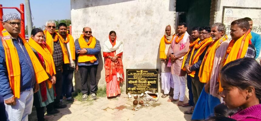 आठ लाख चालीस हजार रुपए कि लागत से बनने वाली पुस्तकालय का जिला पार्षद ने रखी आधारशिला 1