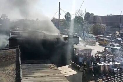 नालंदा: रूई के दुकान में लगी आग, लोगों में मची अफरातफरी, अग्निशामक ने आग पर पाया काबू 31