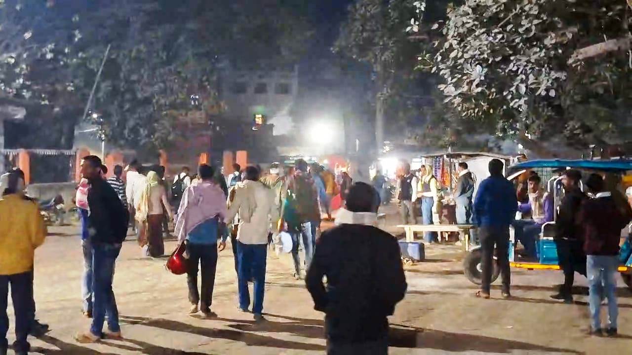 बेगूसराय के बखरी सलौना स्टेशन पर ट्रेन का दरवाजा नहीं खोलने से नाराज रेल यात्रियों ने ट्रेन में जमकर किया तोड़फोड़ 3