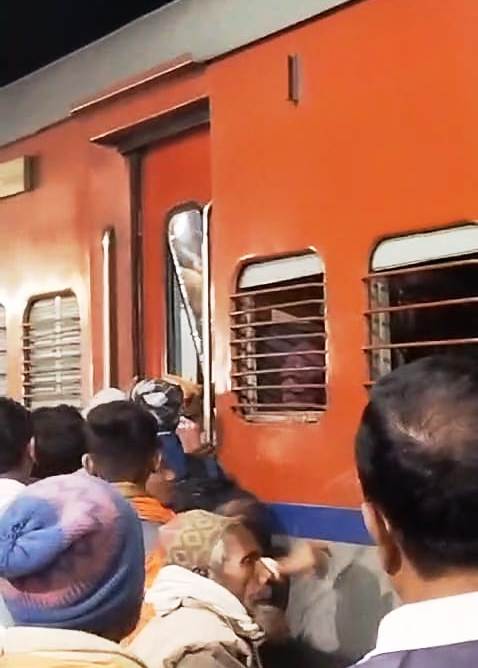 बेगूसराय के बखरी सलौना स्टेशन पर ट्रेन का दरवाजा नहीं खोलने से नाराज रेल यात्रियों ने ट्रेन में जमकर किया तोड़फोड़ 2