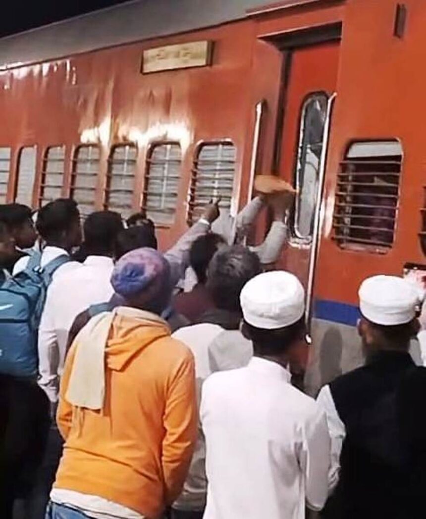 बेगूसराय के बखरी सलौना स्टेशन पर ट्रेन का दरवाजा नहीं खोलने से नाराज रेल यात्रियों ने ट्रेन में जमकर किया तोड़फोड़ 1