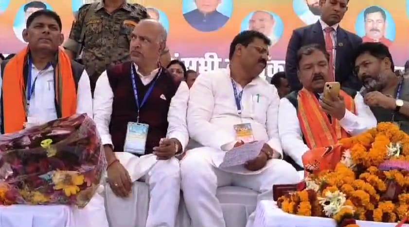 बुढ़ापा मे सिर्फ अपना बेटा दिखाई पर रहा है की उनका बेटा मुख्यमंत्री बन जाए,जिसे जनता कभी स्वीकार नहीं करेंगी - दिलीप जायसवाल 4