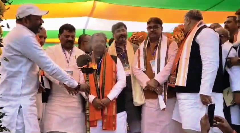 बुढ़ापा मे सिर्फ अपना बेटा दिखाई पर रहा है की उनका बेटा मुख्यमंत्री बन जाए,जिसे जनता कभी स्वीकार नहीं करेंगी - दिलीप जायसवाल 3