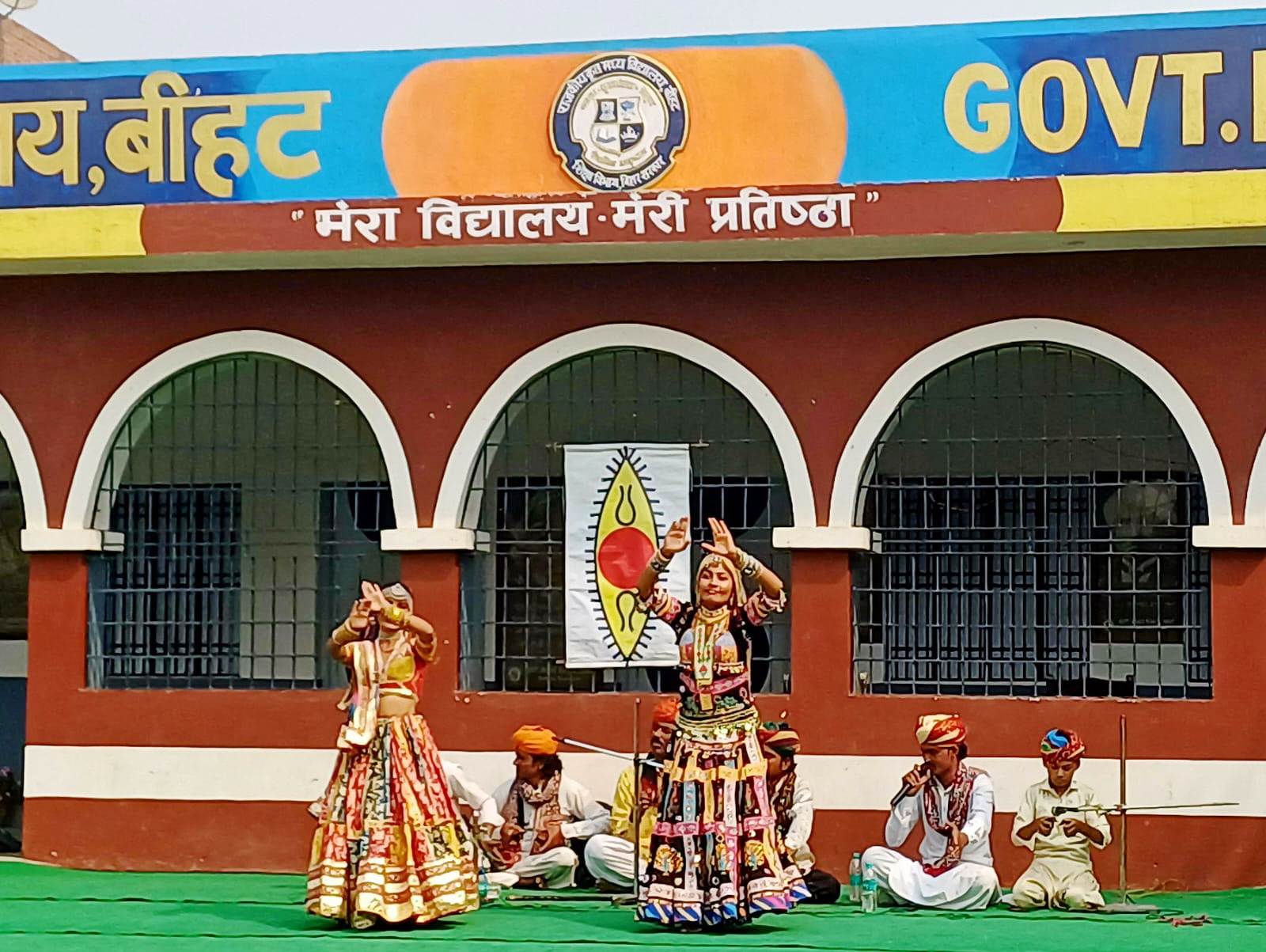 राजस्थान के विश्वविख्यात कालबेलिया नृत्य की थिरकन और झुमा देने वाले लोकगीतों से गूंज उठा मध्य विद्यालय बीहट का कोना कोना 2