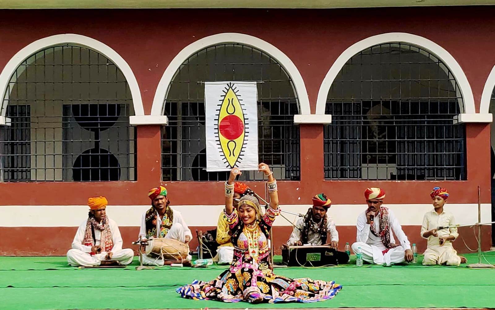 राजस्थान के विश्वविख्यात कालबेलिया नृत्य की थिरकन और झुमा देने वाले लोकगीतों से गूंज उठा मध्य विद्यालय बीहट का कोना कोना 4