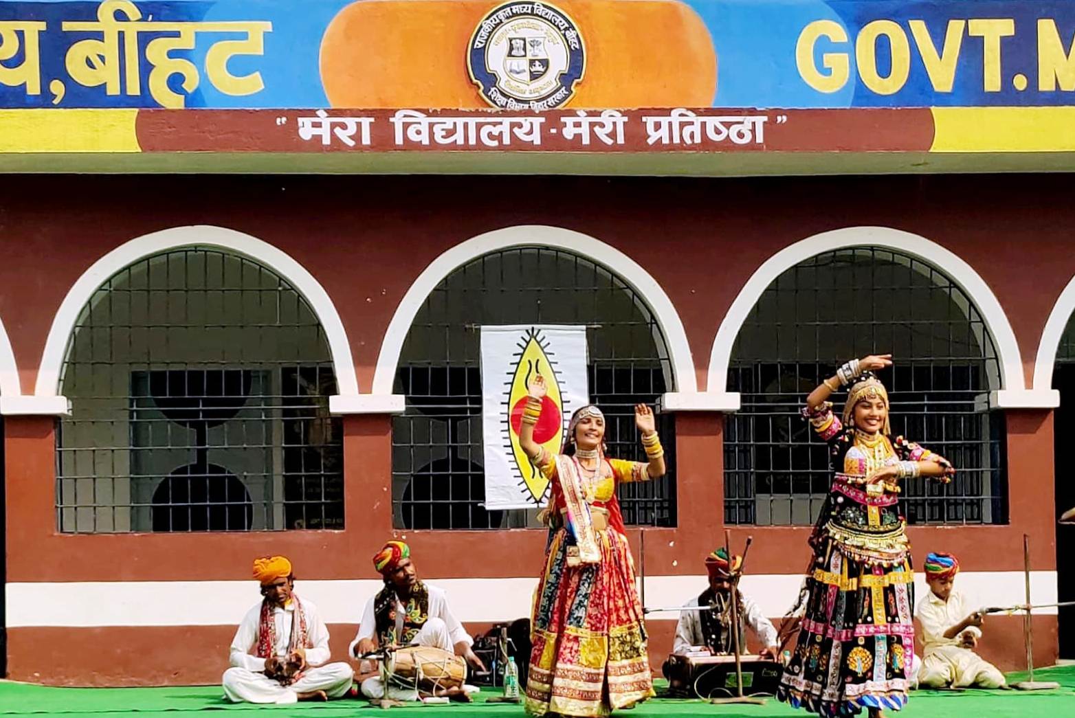 राजस्थान के विश्वविख्यात कालबेलिया नृत्य की थिरकन और झुमा देने वाले लोकगीतों से गूंज उठा मध्य विद्यालय बीहट का कोना कोना 3