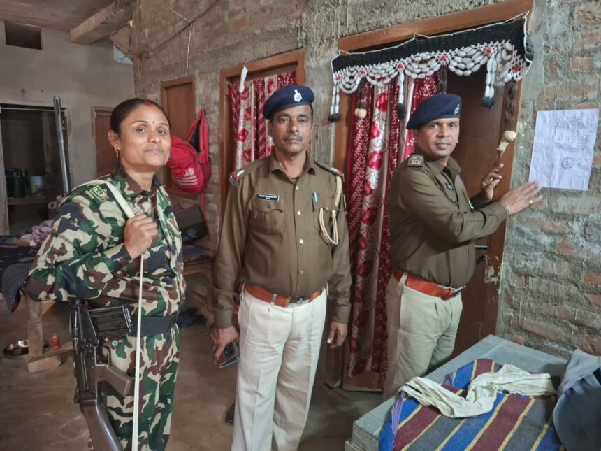 वीरपुर पुलिस ने पांच फरार आरोपी के घर चिपकाया इश्तेहार , आरोपी में हड़कंप 1