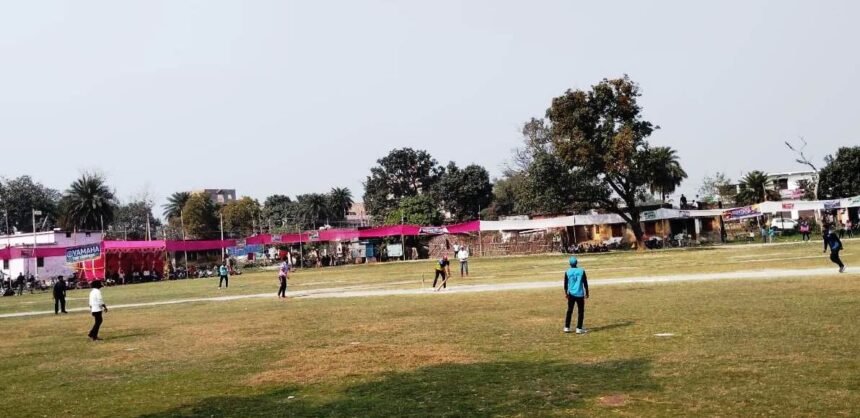 क्रिकेट टूर्नामेंट में 10 रण से मैच जीत कर रघुनंदनपुर की टीम ने फाइनल में बनाया जगह 1
