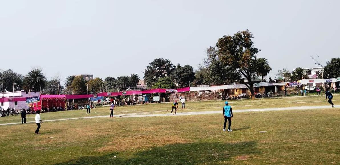 क्रिकेट टूर्नामेंट में 10 रण से मैच जीत कर रघुनंदनपुर की टीम ने फाइनल में बनाया जगह 2