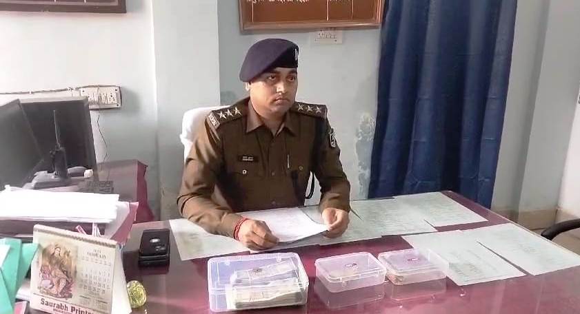 कैमूर: चोरी की घटना का पुलिस ने किया उद्भेदन, तीन चोर और चोरी का सामान खरीदने वाले पांच दुकानदार गिरफ्तार 3