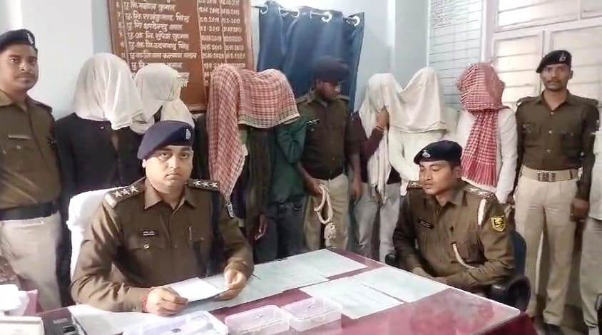 कैमूर: चोरी की घटना का पुलिस ने किया उद्भेदन, तीन चोर और चोरी का सामान खरीदने वाले पांच दुकानदार गिरफ्तार 1