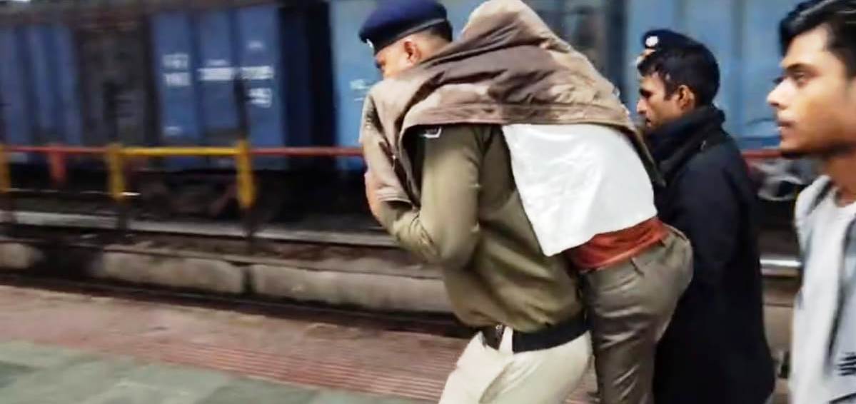 समस्तीपुर: रेल पुलिस की सराहनीय पहल, बीमार यात्री को कंधे पर लेकर रेलवे अस्पताल पहुंचाया 2
