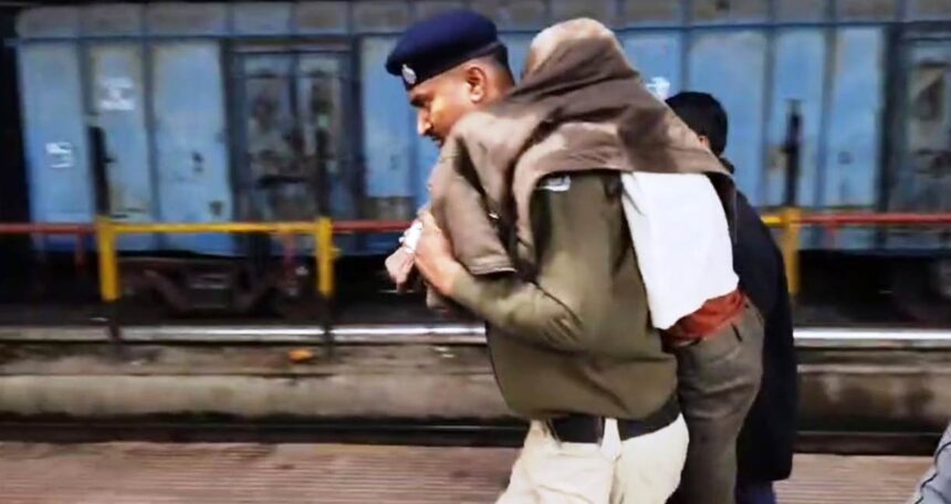 समस्तीपुर: रेल पुलिस की सराहनीय पहल, बीमार यात्री को कंधे पर लेकर रेलवे अस्पताल पहुंचाया 1