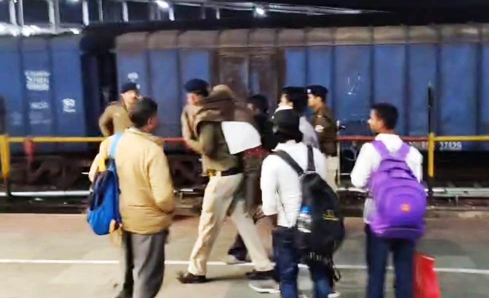 समस्तीपुर: रेल पुलिस की सराहनीय पहल, बीमार यात्री को कंधे पर लेकर रेलवे अस्पताल पहुंचाया 3