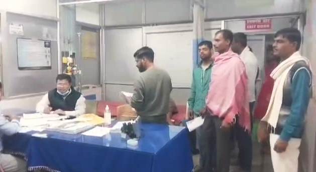 बेगूसराय में बिजली काटने से नाराज उपभोक्ता ने विभाग के कर्मियों के साथ किया मारपीट 1