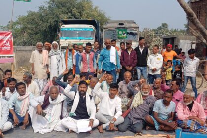 माकपा के बैनर तले महागठबंधन के कार्यकर्ताओं ने संवेदक के लापरवाही के खिलाफ सड़क जाम कर किया प्रदर्शन 28