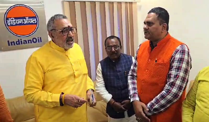 धीरेंद्र शास्त्री एक सनातन के बड़े संत हैं किसको किस शब्द में बोला जाए, यह अपनी समझ होनी चाहिए - गिरिराज सिंह 2