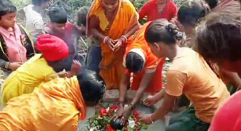 बेगूसराय मे शिवरात्रि से पुर्व जमीन से निकला शिवलिंग, पूजा अर्चना को लेकर उमड़ी श्रद्धालुओ की भीड़ 3