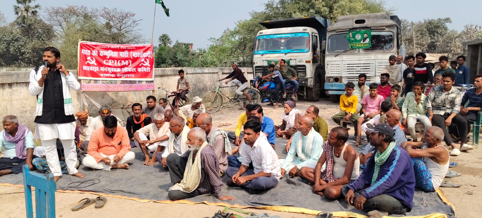 माकपा के बैनर तले महागठबंधन के कार्यकर्ताओं ने संवेदक के लापरवाही के खिलाफ सड़क जाम कर किया प्रदर्शन 2