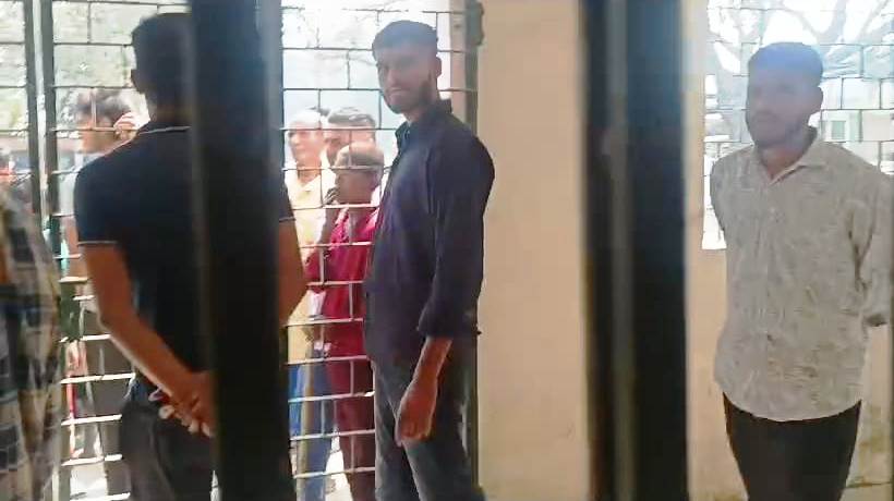 जीविका सामुदायिक पुस्तकालय बछवाड़ा में छात्रो के बीच जमकर मारपीट,  दो छात्र जख्मी 4