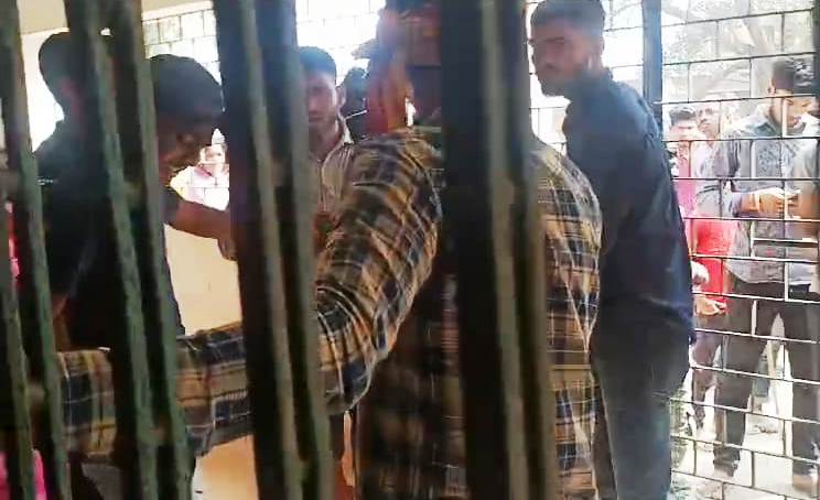 जीविका सामुदायिक पुस्तकालय बछवाड़ा में छात्रो के बीच जमकर मारपीट,  दो छात्र जख्मी 1