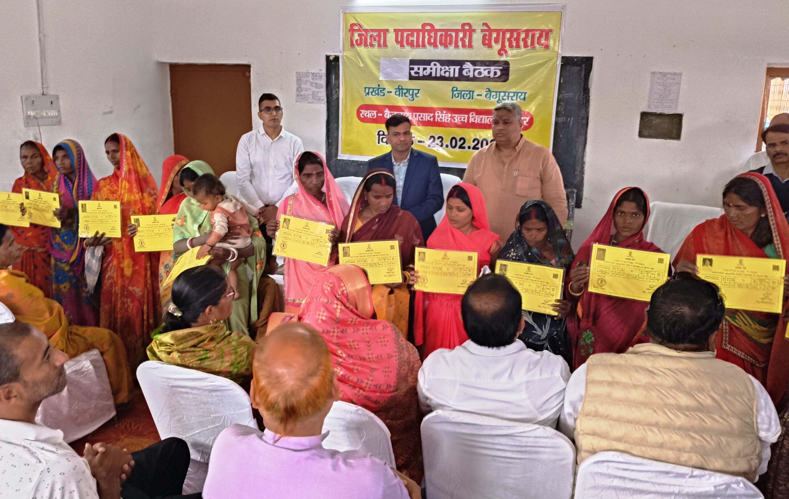 जिला पदाधिकारी बेगूसराय तुषार सिंगला ने वीरपुर प्रखंड अंतर्गत विभिन्न पंचायतों मे संचालित विभिन्न विकासात्मक योजनाओं का किया स्थल निरीक्षण 2