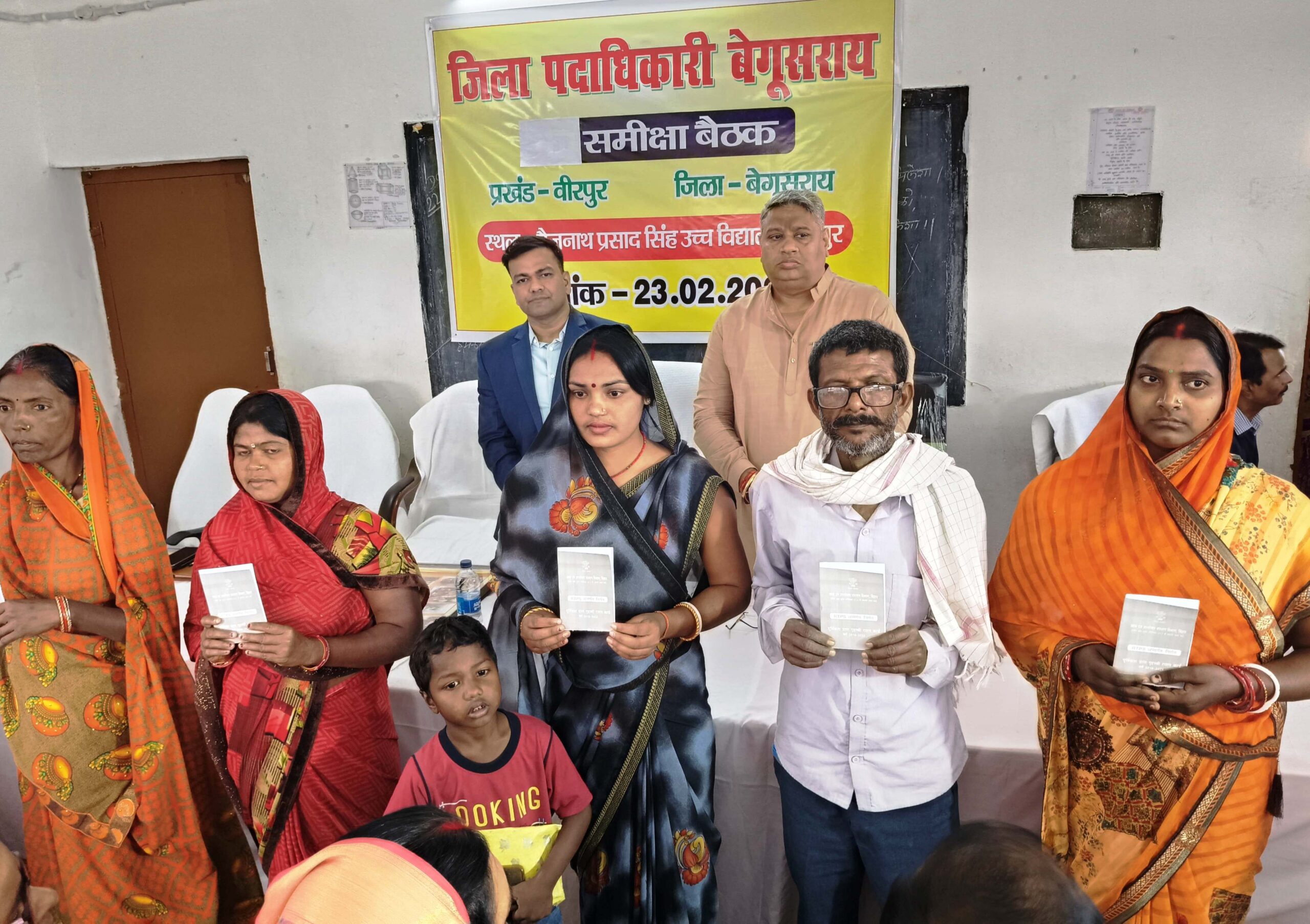 जिला पदाधिकारी बेगूसराय तुषार सिंगला ने वीरपुर प्रखंड अंतर्गत विभिन्न पंचायतों मे संचालित विभिन्न विकासात्मक योजनाओं का किया स्थल निरीक्षण 3