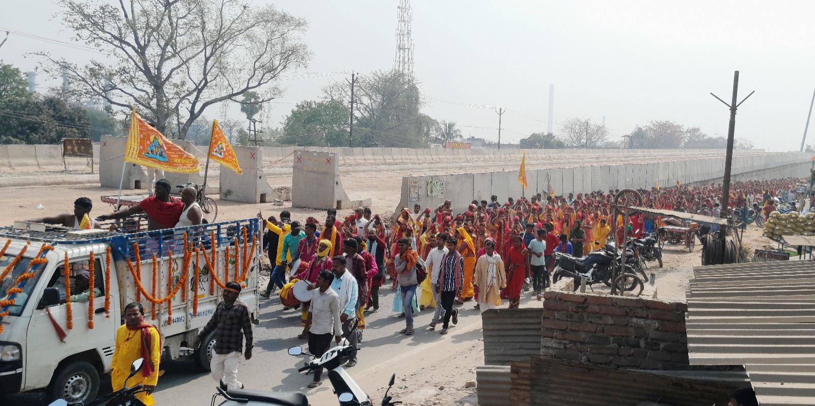 सुन्दर परिधानों से सुसज्जित 501 कुंवारी कन्याओं ने सिमरिया धाम से निकालीं क्लश शोभा यात्रा 2
